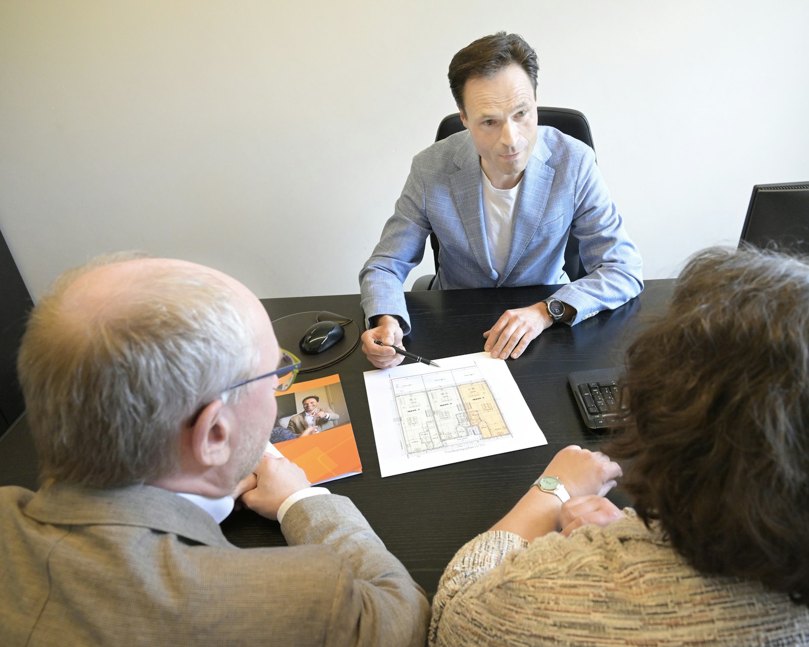 A Zinga adviser talking a couple through their mortgage options
